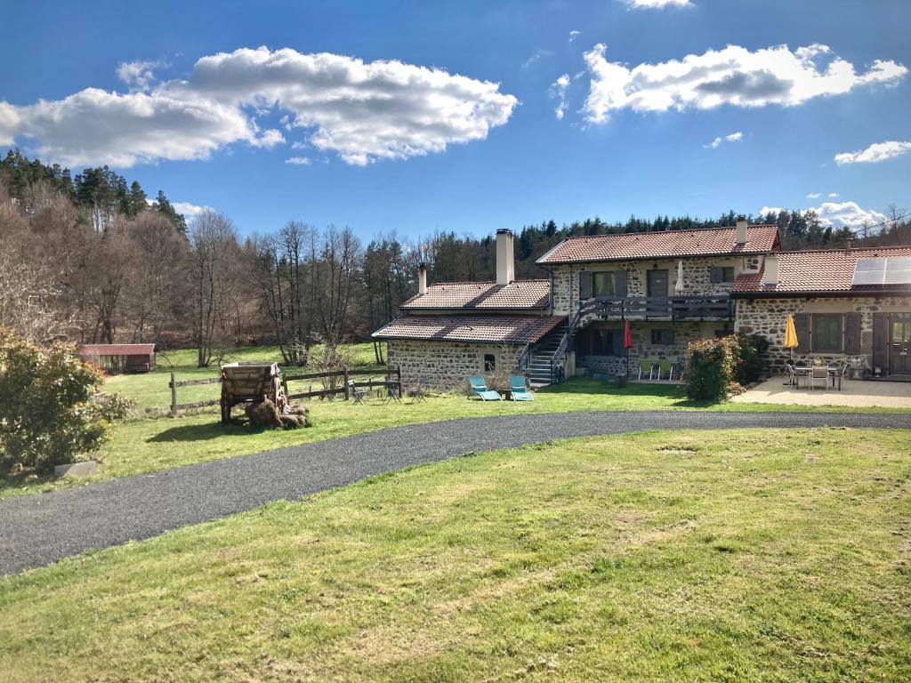 une ferme avec un bâtiment et une pelouse dans l'établissement Moulin des Comtes - chambre des comtes, à Viverols