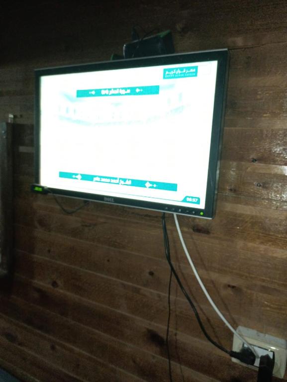 TV a/nebo společenská místnost v ubytování Omar Oasis