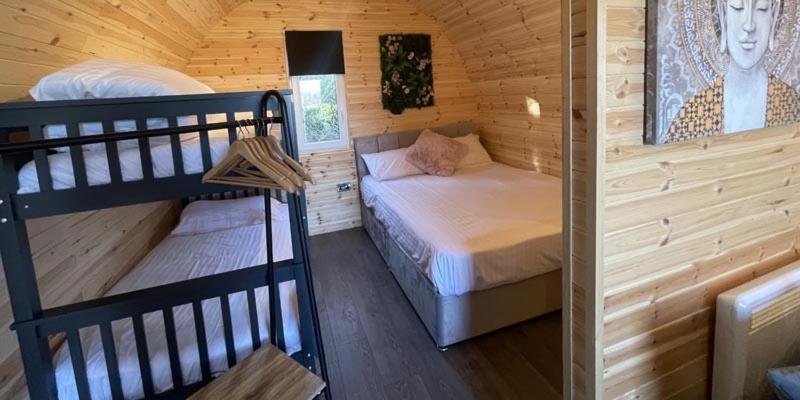een slaapkamer met een stapelbed en een trap in een hut bij Dog Friendly Stagecoach Glamping Pod with Hot Tub in Kingsley