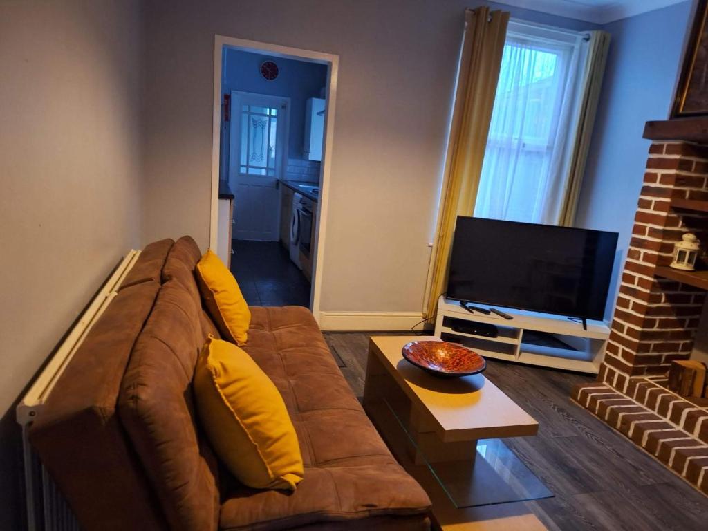 Ferndale House-Huku Kwetu Luton -Spacious 4 Bedroom House - Suitable & Affordable Group Accommodation - Business Travellers