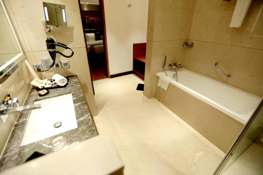 Un baño de Hotel Madin