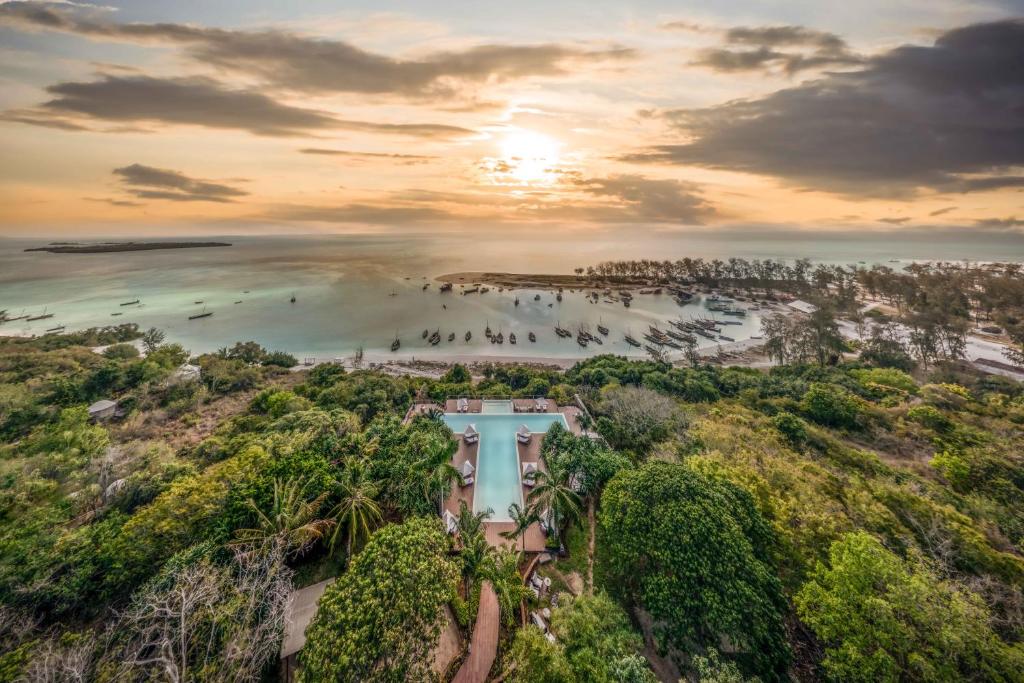 una vista aerea di una spiaggia al tramonto di Kilindi Zanzibar a Kendwa