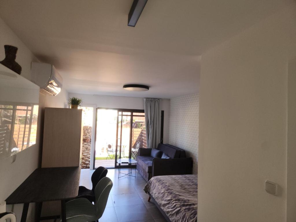 ein Schlafzimmer mit einem Bett und ein Wohnzimmer mit einem Sofa in der Unterkunft Shalom&#39;s place in Eilat