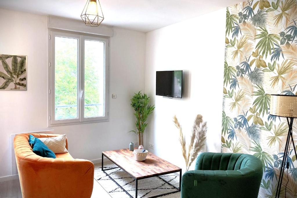 un salon avec deux chaises et une table dans l'établissement Le Tropic-Elegant appart lumineux et central, au Havre