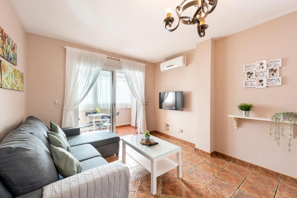 Telewizja i/lub zestaw kina domowego w obiekcie Nerja centro, playa carabeo