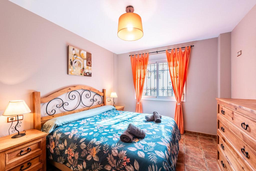 Łóżko lub łóżka w pokoju w obiekcie Nerja centro, playa carabeo