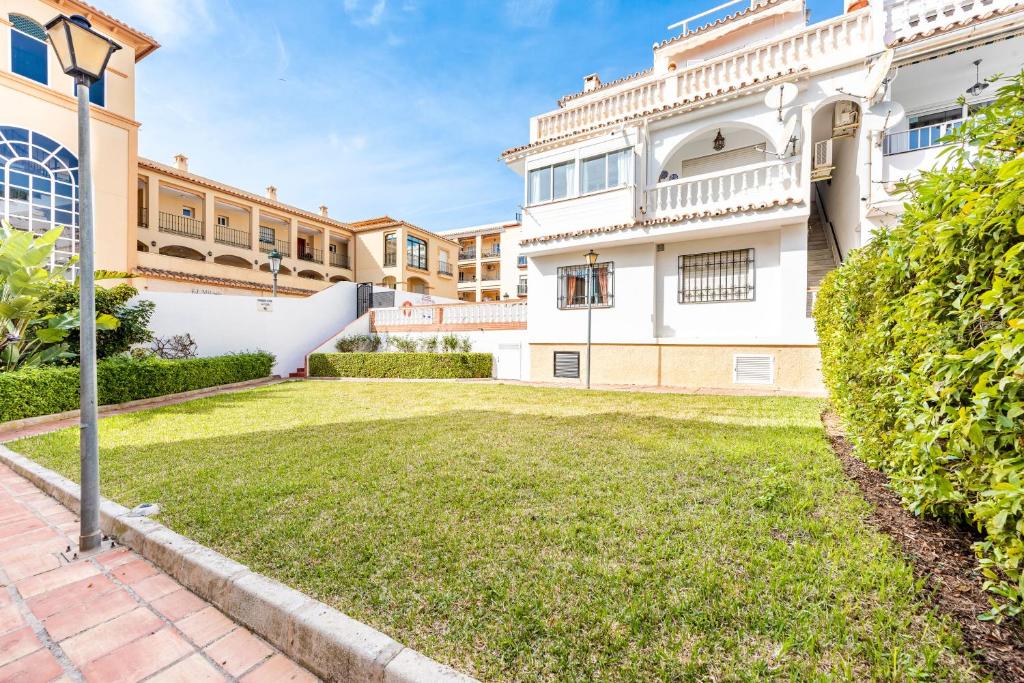 Ogród w obiekcie Nerja centro, playa carabeo