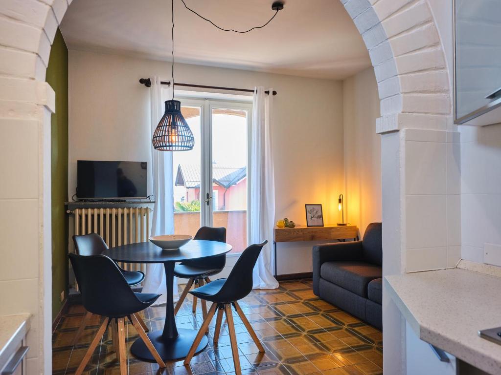 ein Wohnzimmer mit einem Tisch und Stühlen in der Unterkunft Appartamento Filippo in Baveno