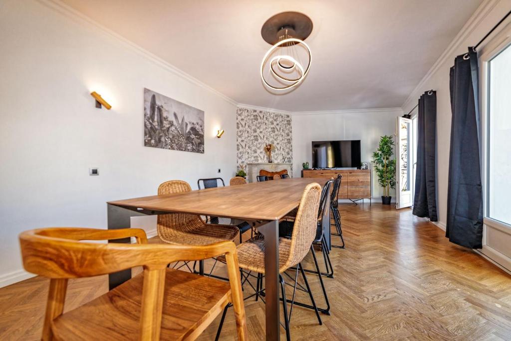 - une salle à manger avec une table et des chaises en bois dans l'établissement Maison 15 couchages idéale pour séjour en groupe, à Clermont-Ferrand