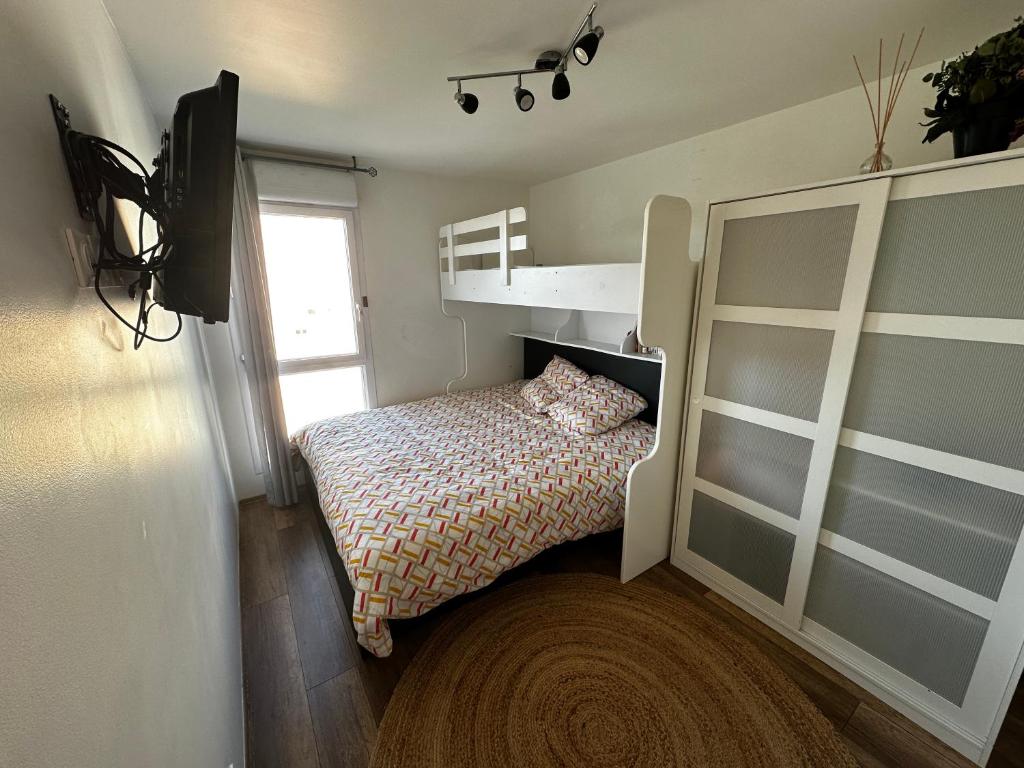 - une chambre avec un lit et des lits superposés avec une fenêtre dans l'établissement Appartement Familiale et équipée - Vue mer, à Port-de-Bouc