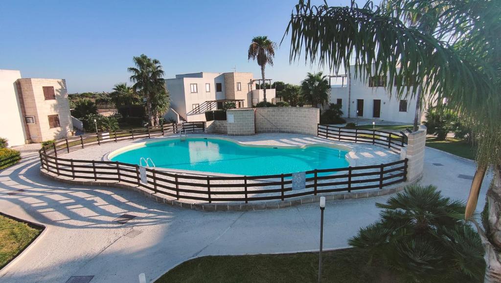 una piscina con una valla alrededor en Favignana Lido Burrone - Appartamento sul mare, en Favignana