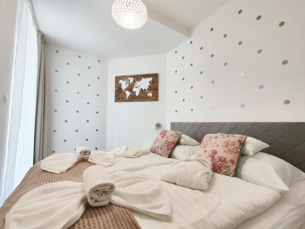 Posteľ alebo postele v izbe v ubytovaní Spa Residence Carbona EmDoNa Luxury Apartment