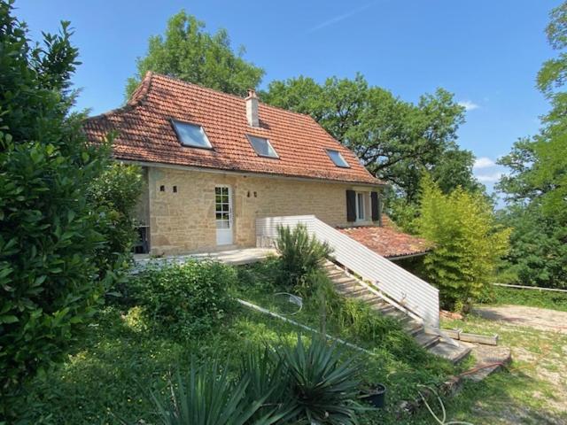 ein kleines Backsteinhaus mit rotem Dach in der Unterkunft La Grange de Camille in Loupiac