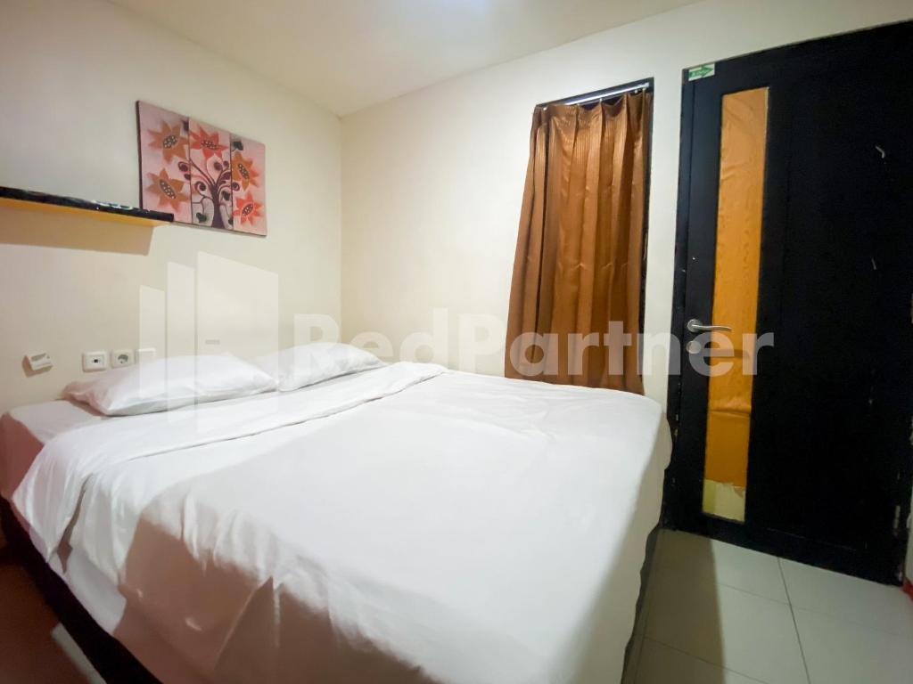 Кровать или кровати в номере Audah Guesthouse Syariah Kuningan RedPartner