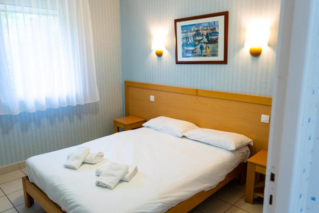 Postel nebo postele na pokoji v ubytování Azureva Tregunc