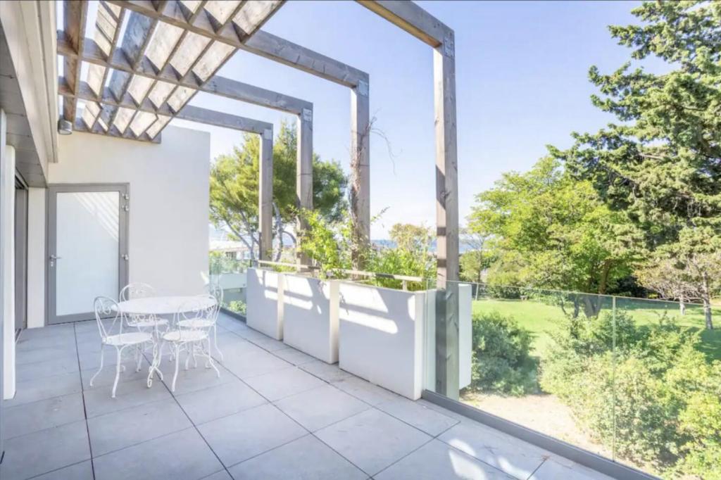 un patio avec une table et des chaises dessus dans l'établissement 3RAM - Magnifique aptt situé en face des plages du Prado, à Marseille