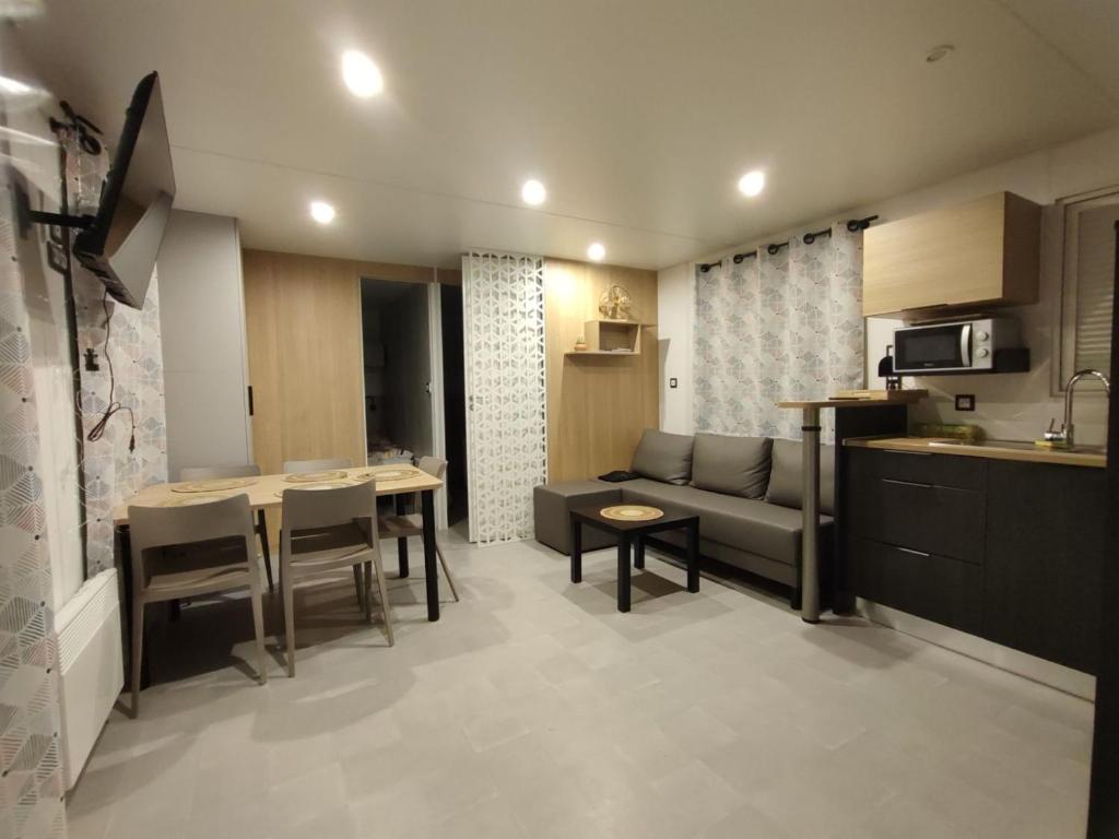 Kuchyň nebo kuchyňský kout v ubytování Mobile home à Mimizan géré par un particulier