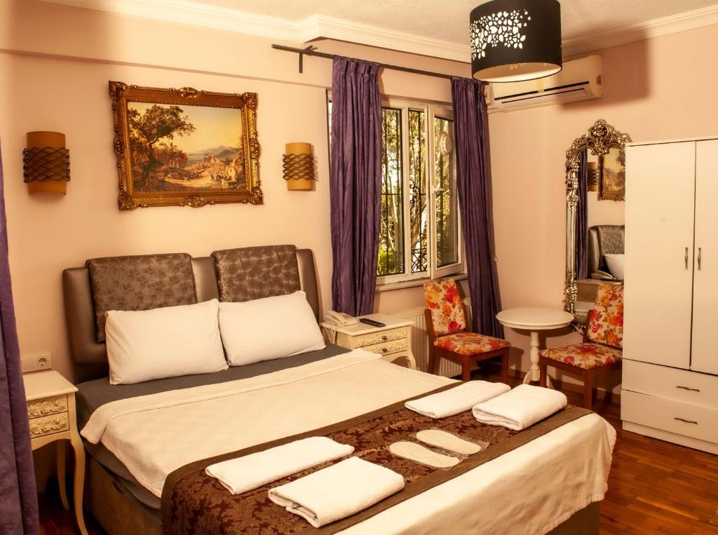 um quarto com uma cama com duas toalhas em Yeşim Suit Otel em Istambul