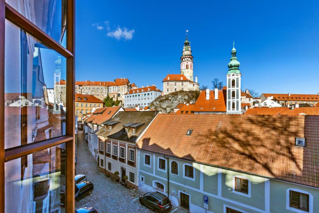 una ventana con vistas a la ciudad en Pension Nostalgie, en Český Krumlov