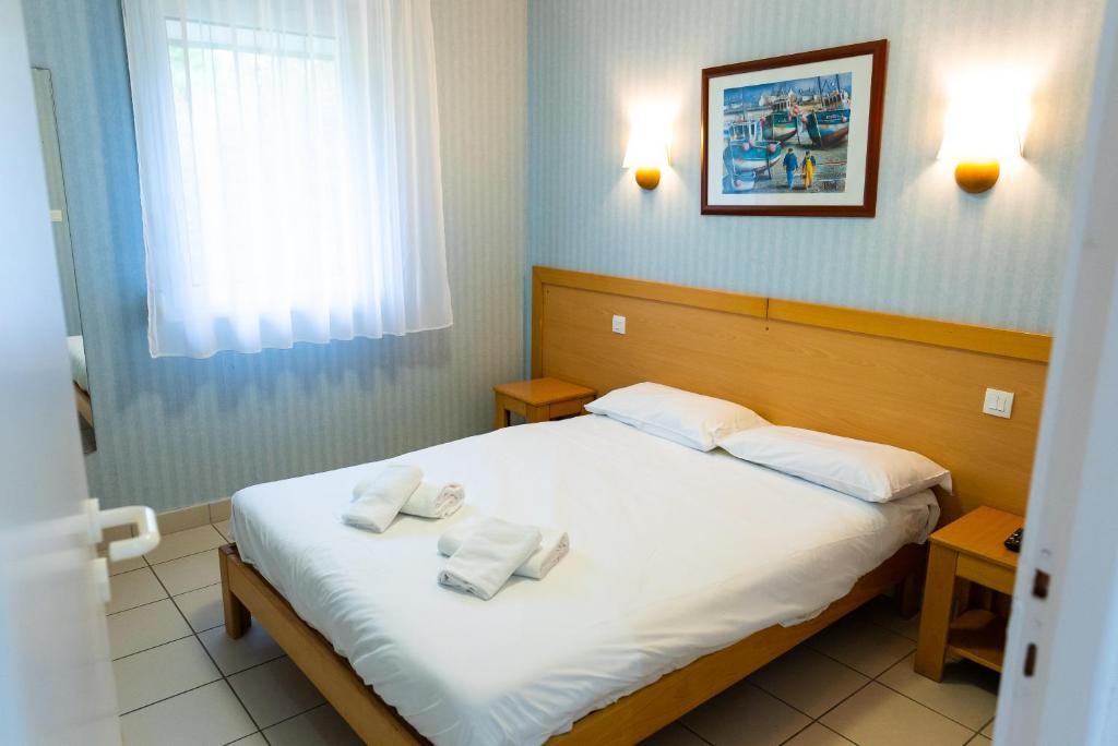 Postel nebo postele na pokoji v ubytování Azureva Tregunc