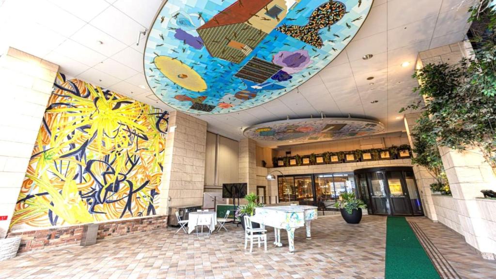 un edificio con una gran pintura en la pared en New Osaka Hotel Shinsaibashi, en Osaka