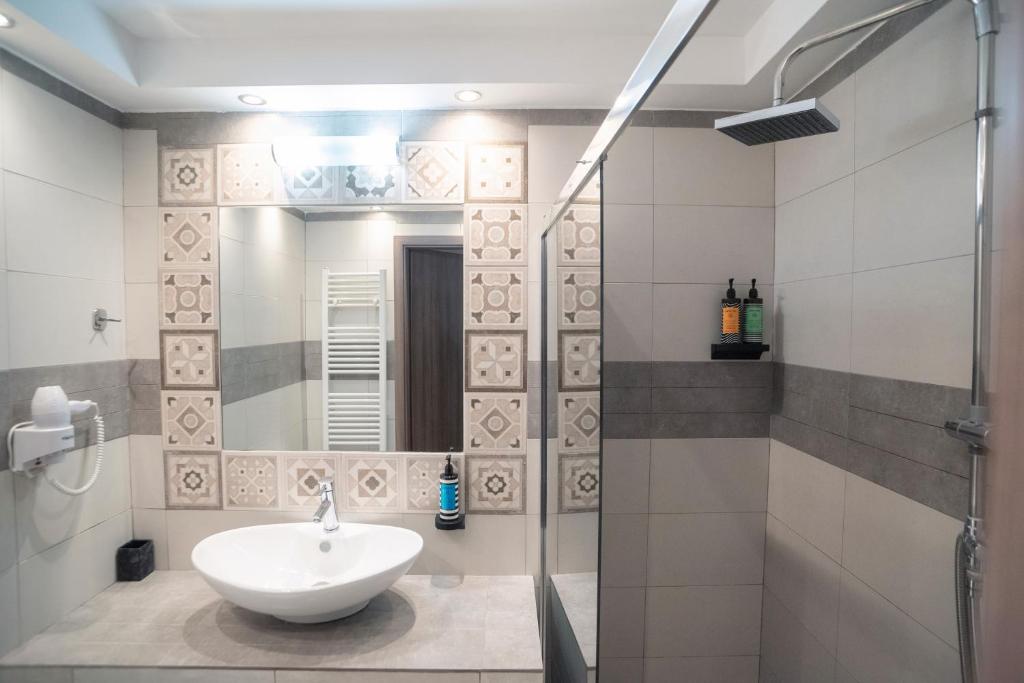 Koupelna v ubytování Aegli Suites