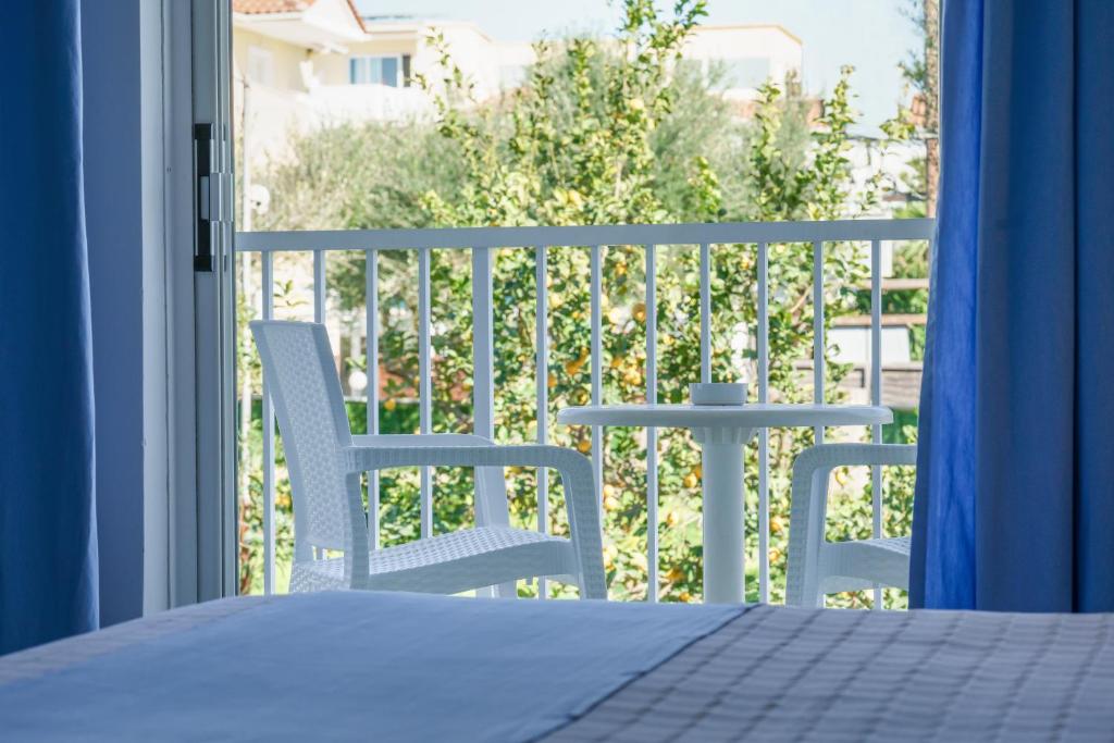 Balkón nebo terasa v ubytování Filoxenia Hotel Zakynthos