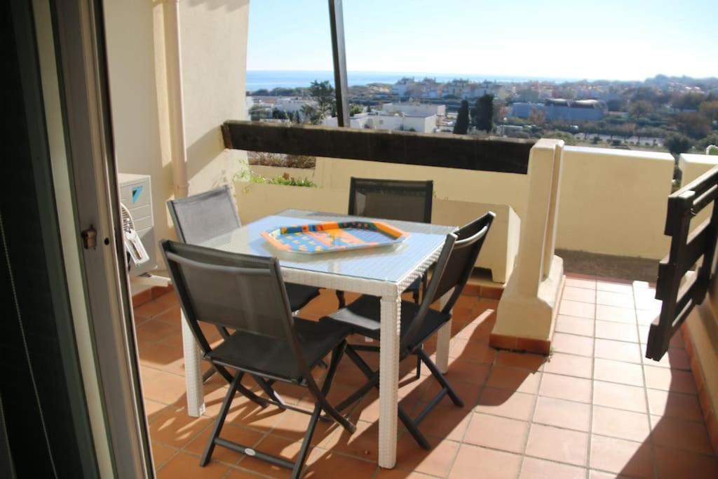 une table et des chaises sur un balcon avec vue dans l'établissement Appart 486, Port nature 4 au village naturiste, au Cap d'Agde