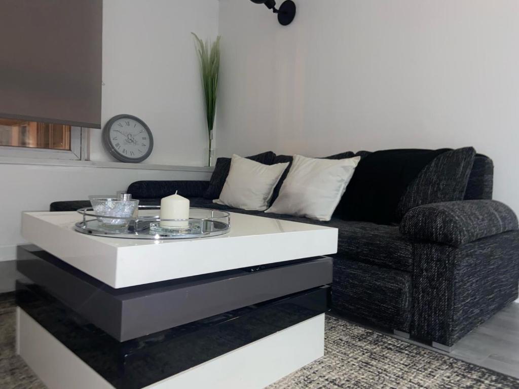 a living room with a couch and a table at MODERN APARTMENT-GREENWICH/WOOLWICH in Woolwich