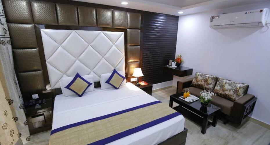 Postel nebo postele na pokoji v ubytování Hotel Delhi Pride, Karol Bagh