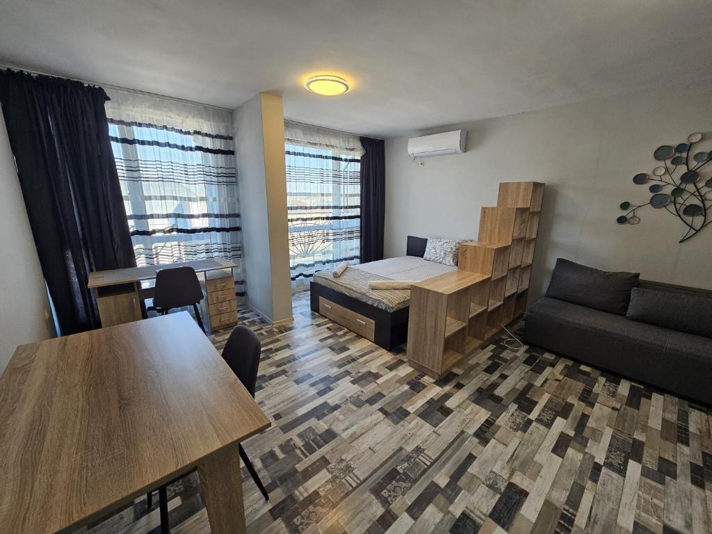 Cette chambre comprend un lit, un canapé et une table. dans l'établissement Studio Apartament 47А- Trakia 54 А, à Plovdiv