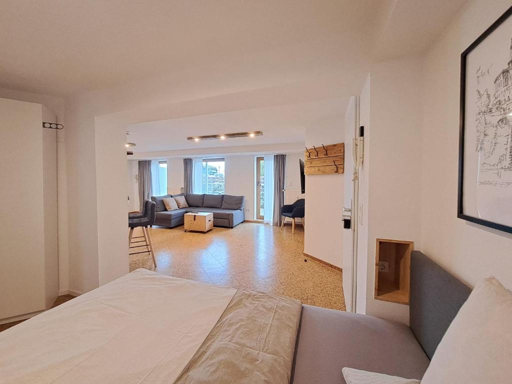 um quarto com uma cama e uma sala de estar em Souterrain-Apartment in Wehlheiden Kassel em Kassel