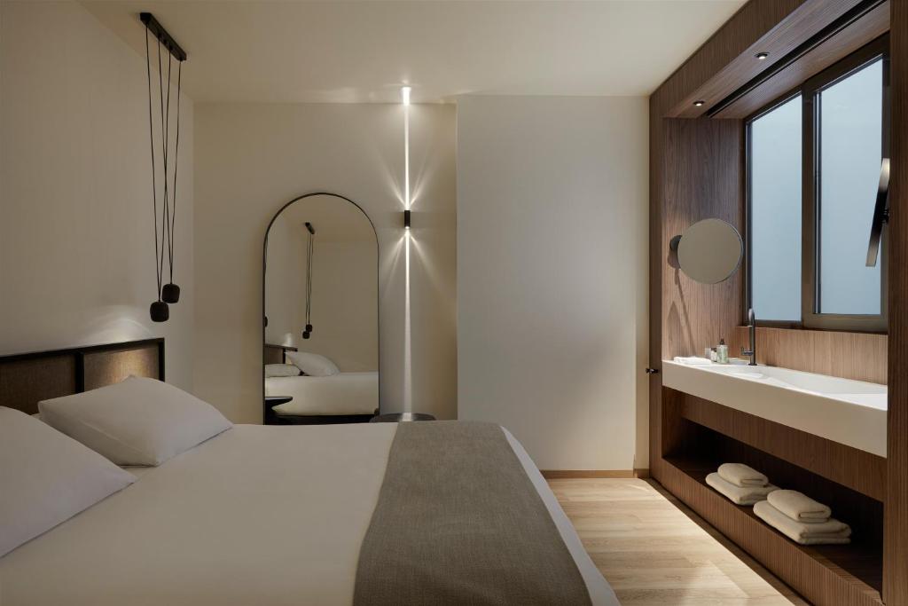 Postel nebo postele na pokoji v ubytování Athens Woo Suites