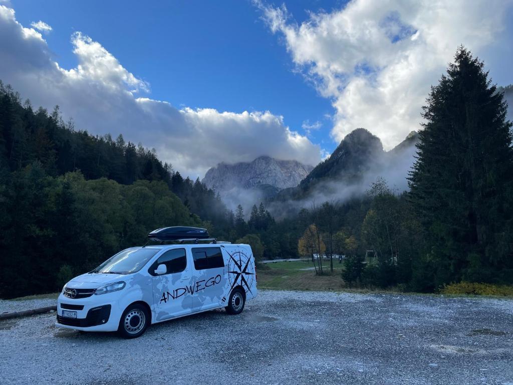 un furgone bianco parcheggiato in un parcheggio di ghiaia di ANDWEGO a Punat