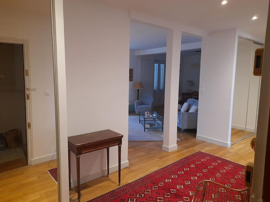 - un salon avec une table et une chambre avec un canapé dans l'établissement Grand, clair, central, élégant, 2 chambres, 5 minutes de la gare, à Limoges
