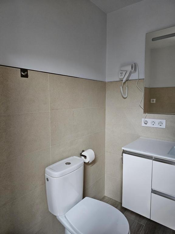 塞維利亞的住宿－Plaza de Armas，浴室配有白色卫生间和盥洗盆。