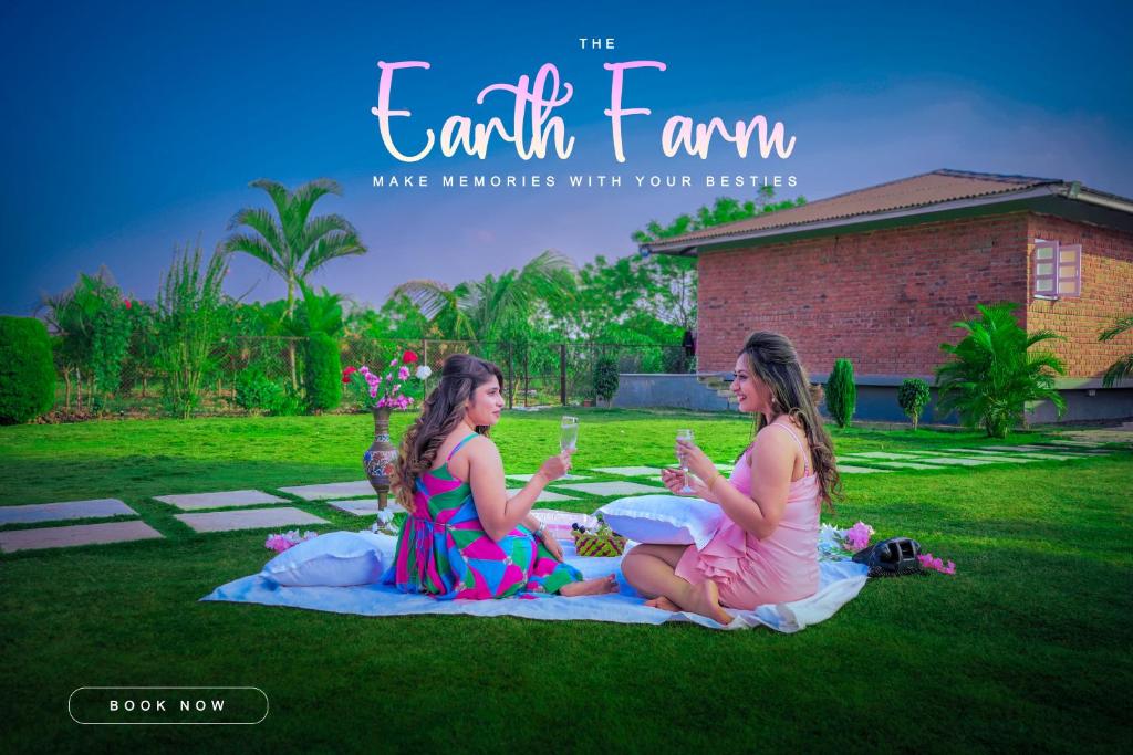 THE EARTH FARM في ناشيك: كانتا جالستين على بطانية في العشب