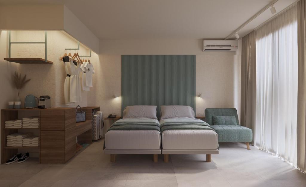 サロウにあるEurosalou & Spaのベッドルーム1室(ベッド1台、青い椅子付)