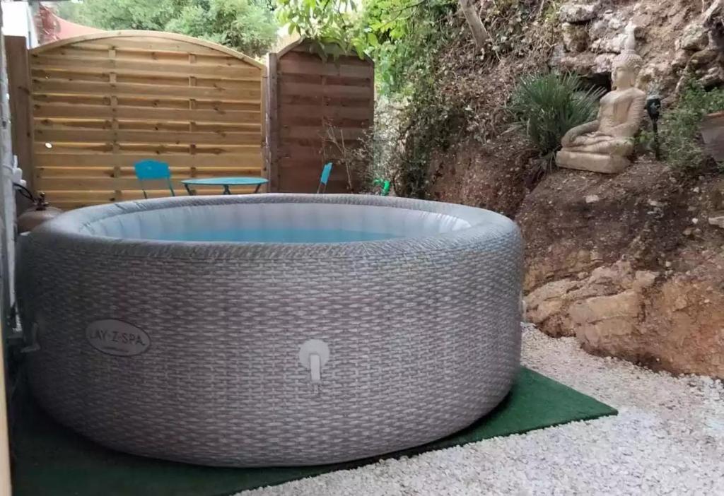 Kolam renang di atau dekat dengan L'ANNEXE endroit zen et chaleureux. Jacuzzi extérieur