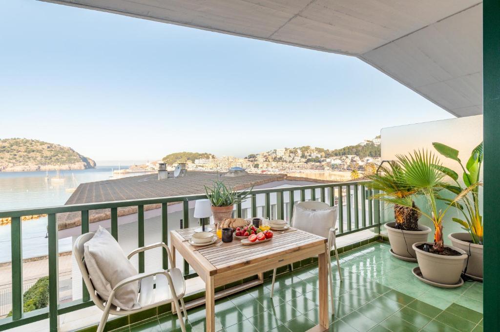una mesa en un balcón con vistas al océano en Marsella, en Puerto de Sóller