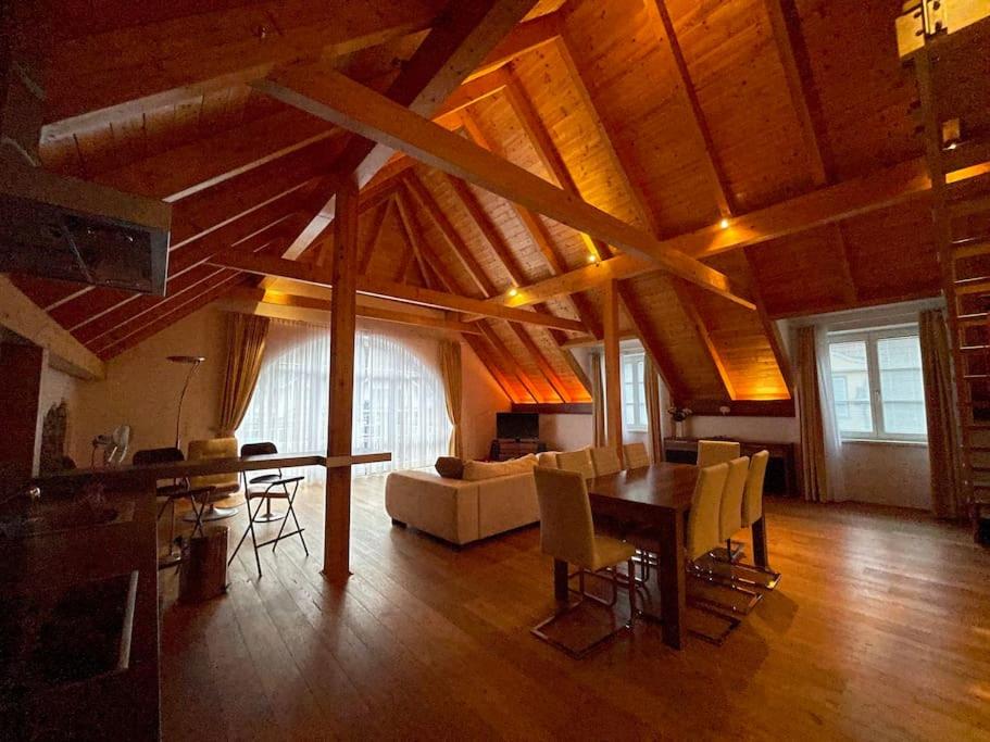 ein Wohnzimmer mit einem Sofa, einem Tisch und Stühlen in der Unterkunft Suite 1 - Krems an der Donau in Rossatz