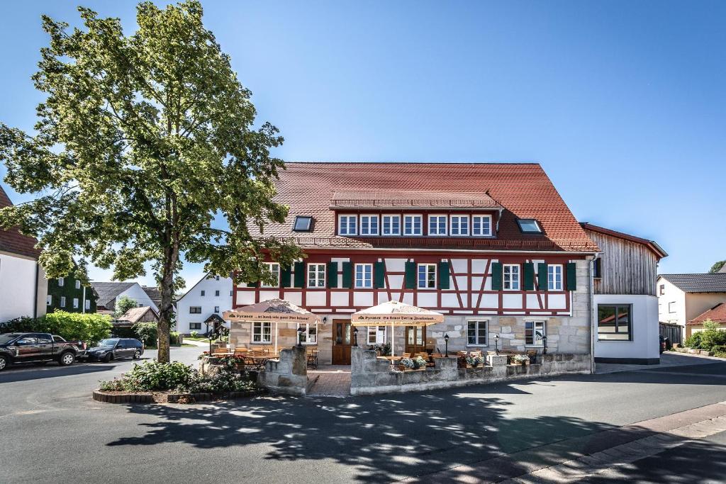 een groot gebouw met een restaurant op straat bij Pension Zum Schrammel in Altdorf bei Nuernberg