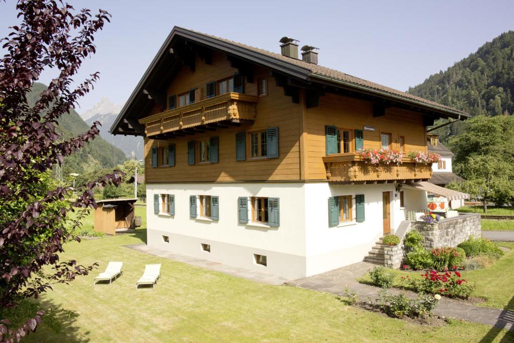 ein großes Haus mit Balkon darüber in der Unterkunft Landhaus Grüt in Schruns-Tschagguns