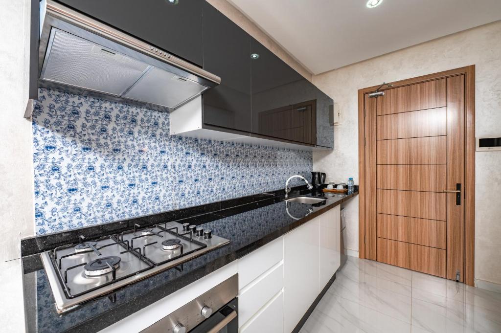 Kuchyň nebo kuchyňský kout v ubytování Maarif elite suites