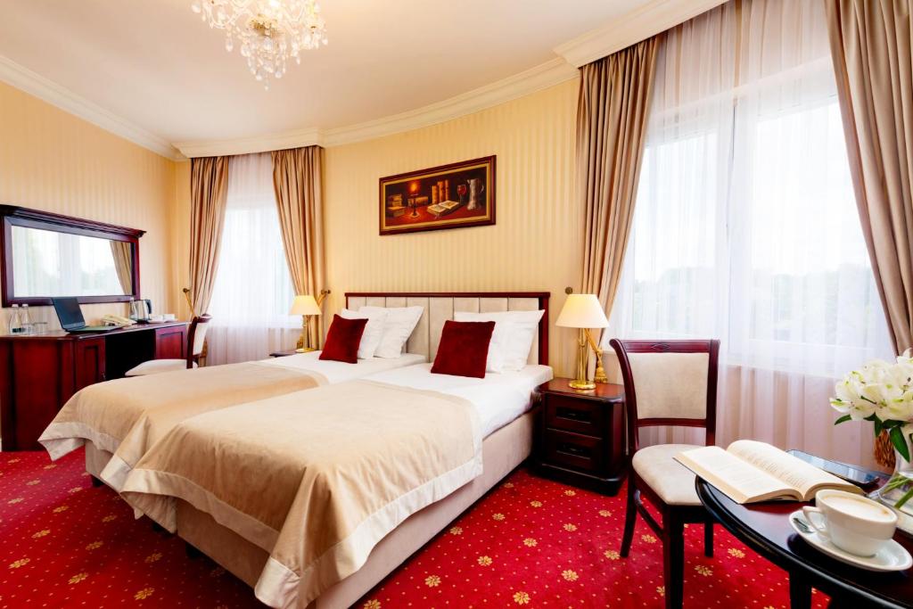 Postel nebo postele na pokoji v ubytování Pałacyk Otrębusy Business & Spa