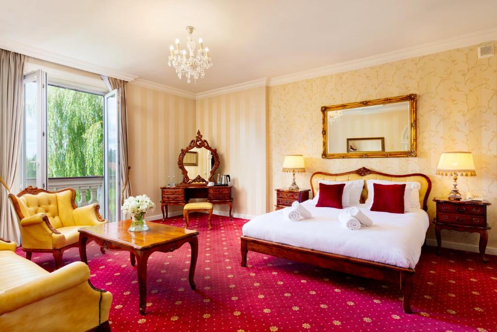 Postel nebo postele na pokoji v ubytování Pałacyk Otrębusy Business & Spa