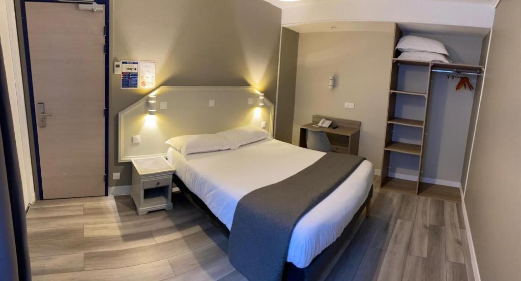 een kleine slaapkamer met een bed en planken erin bij Hôtel Ambassadeur in Parijs
