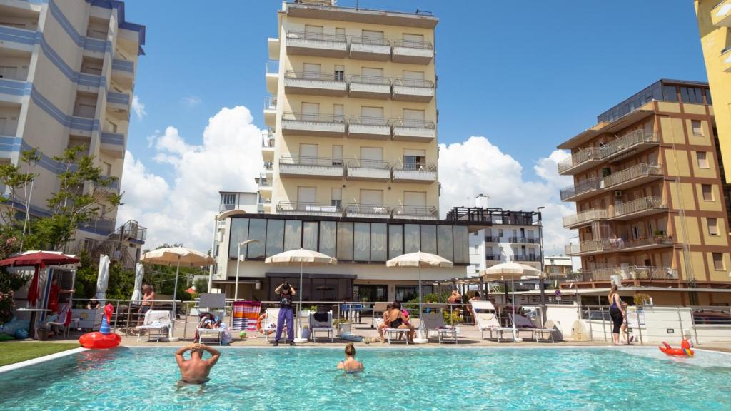 un grupo de personas en una piscina en un edificio en Hotel Classic, en Lido di Savio