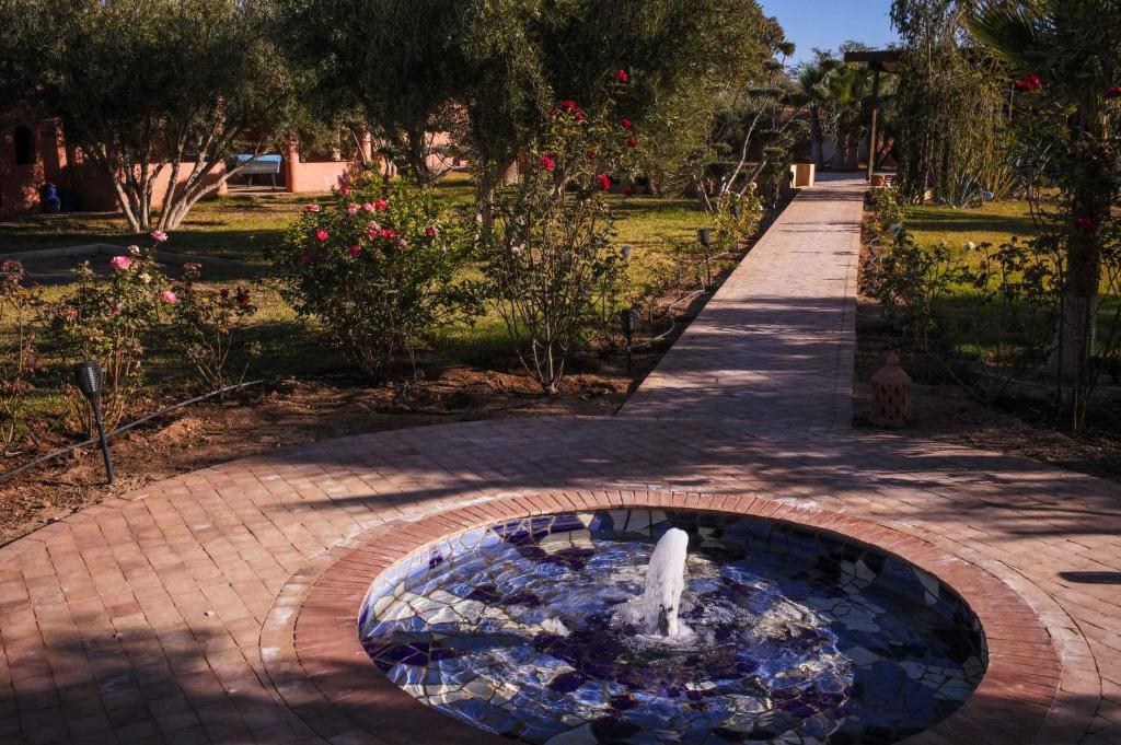 Um jardim no exterior de Kech-Montana