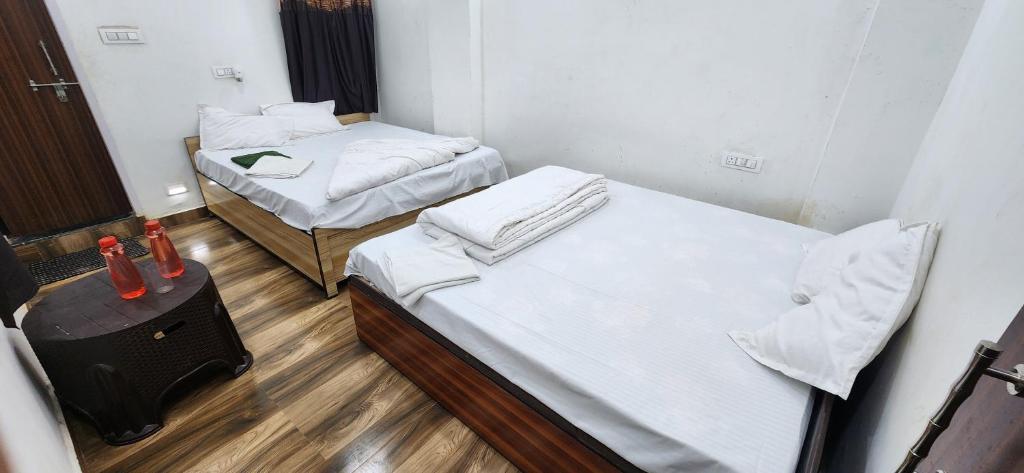 Posteľ alebo postele v izbe v ubytovaní Pitambara Dham